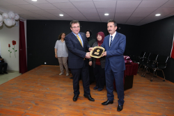 Yakutiye Kaymakamı Dr. Ahmet Naci HELVACI'nın İl Müdürümüz Cemal ALMAZ'a Plaket takdimi