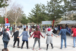 42. Turizm Haftası Etkinlikleri Atatürk 42. Turizm Haftası Etkinlikleri Atatürk Üniversitesi Kampüsü Etli Pilav ve Demir Tatlısı İkramı